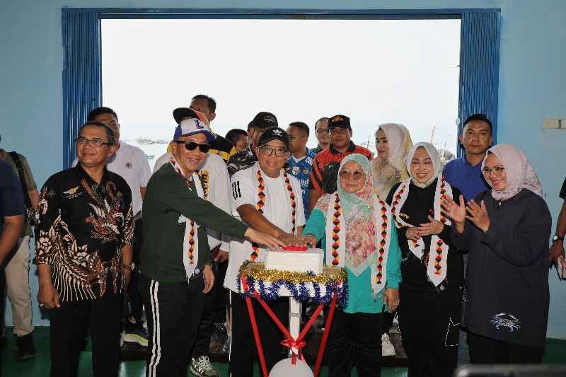 Pj. Gubernur Samsudin Resmikan TPI Higienis, Serahkan Bantuan dan Tinjau Pasar Murah di Tanggamus Pj. Gubernur Samsudin Resmikan TPI Higienis, Serahkan Bantuan dan Tinjau Pasar Murah di Tanggamus