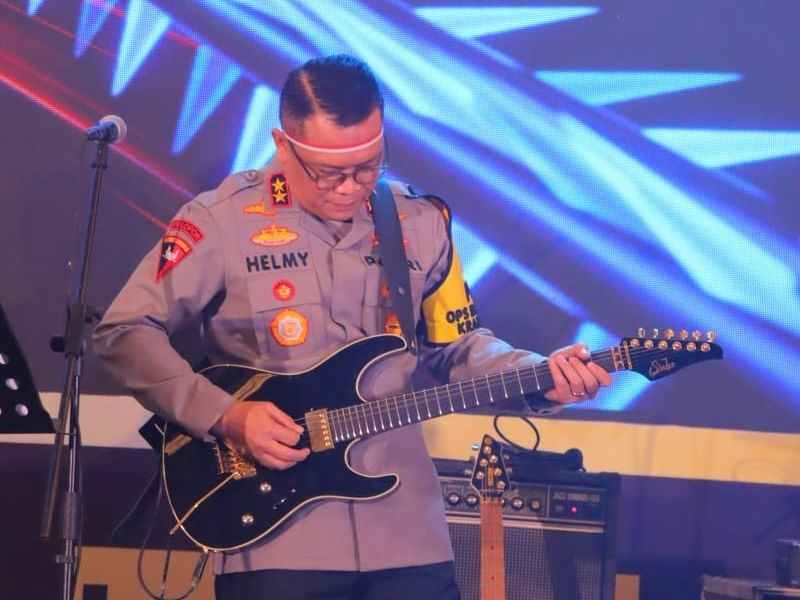 Bawakan Lagu dari Melodi Gitar, Kapolda dan Nyanyian Pelajar SMA 2 Getarkan Semangat Persatuan untuk Pilkada Bawakan Lagu dari Melodi Gitar, Kapolda dan Nyanyian Pelajar SMA 2 Getarkan Semangat Persatuan untuk Pilkada