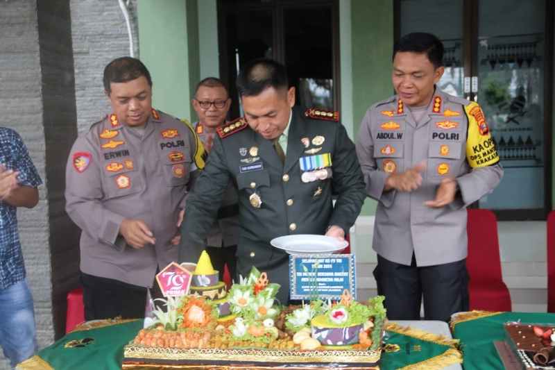 Dapat Kejutan di HUT Ke-79 TNI, Dandim 0410/KBL Ucap Terimakasih Dapat Kejutan di HUT Ke-79 TNI, Dandim 0410/KBL Ucap Terimakasih