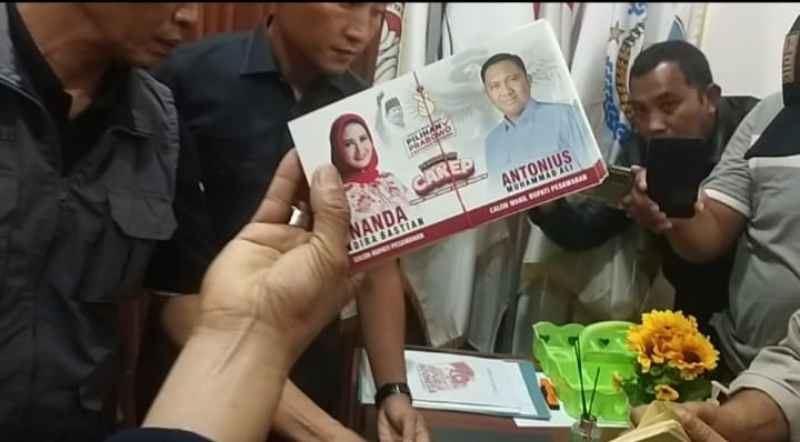 Ditemukannya Stiker Gambar Paslon No. 02 Diruang Kades Sukaraja Ditemukannya Stiker Gambar Paslon No. 02 Diruang Kades Sukaraja