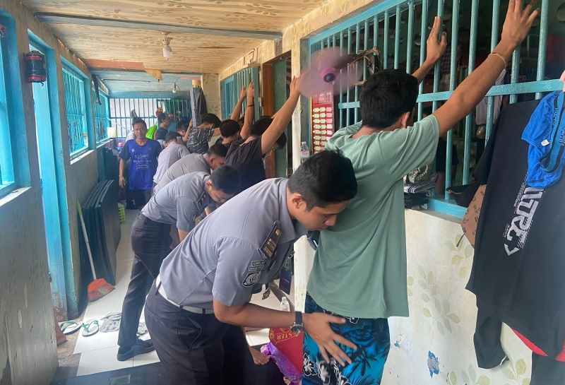 Kepala Kesatuan Pengamanan Rutan Kota Agung Pimpin Razia Insidentil Kepala Kesatuan Pengamanan Rutan Kota Agung Pimpin Razia Insidentil