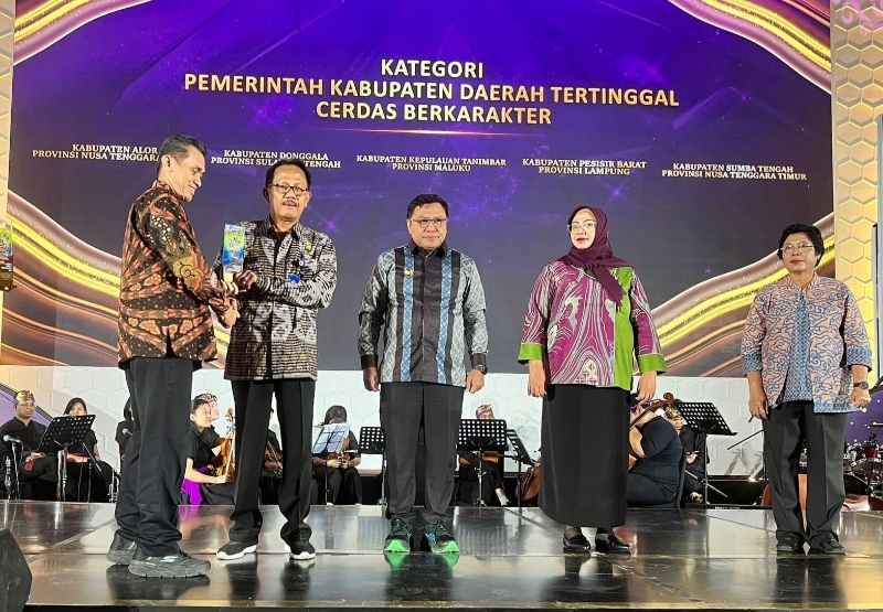 Pesisir Barat Terima Penghargaan Kabupaten Cerdas Berkarakter dari Kemendikbud RI Pesisir Barat Terima Penghargaan Kabupaten Cerdas Berkarakter dari Kemendikbud RI