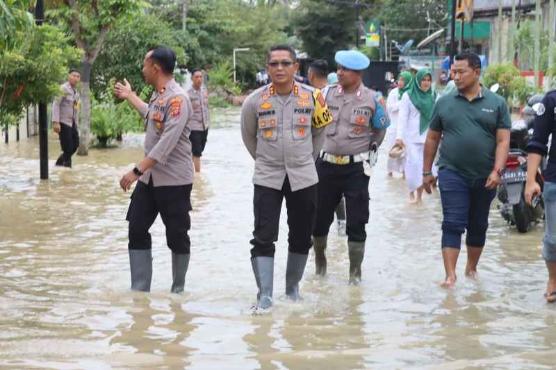 Kapolres Aceh Utara Tinjau Lokasi Banjir, 7 Desa Terisolir, 709 Rumah Terendam Kapolres Aceh Utara Tinjau Lokasi Banjir, 7 Desa Terisolir, 709 Rumah Terendam