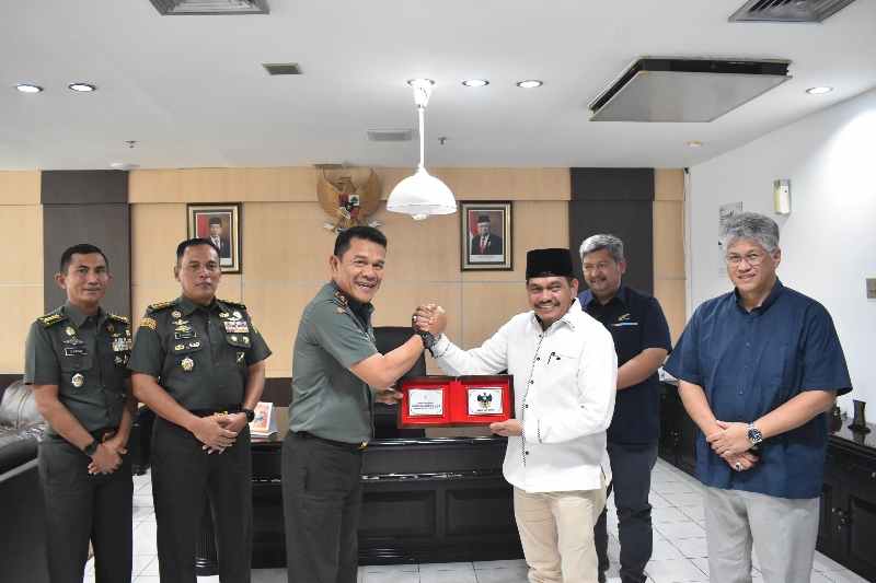 Kunjungi PTPN I Reg. 7, Danrem Siap Bantu Jaga Kondusifitas Serta Menjamin Keamanan Wilayah Kunjungi PTPN I Reg. 7, Danrem Siap Bantu Jaga Kondusifitas Serta Menjamin Keamanan Wilayah