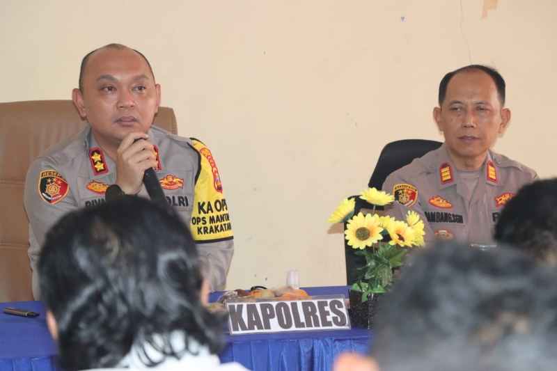 Kapolres Tanggamus AKBP Rivanda Kunjungi Polsek Talang Padang Kapolres Tanggamus AKBP Rivanda Kunjungi Polsek Talang Padang