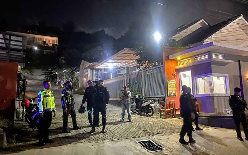 Safari Subuh, Polisi Ajak Warga Jaga Kamtibmas Jelang Pilkada Serentak Safari Subuh, Polisi Ajak Warga Jaga Kamtibmas Jelang Pilkada Serentak