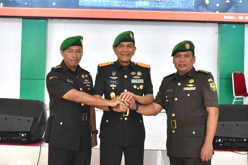 Dua Pejabat Kasi Kasrem 043/Gatam Berganti Dua Pejabat Kasi Kasrem 043/Gatam Berganti