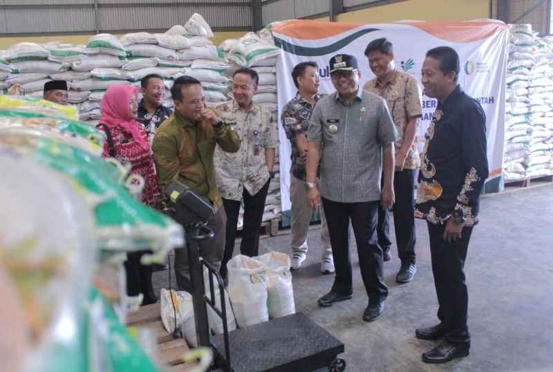 PJ Bupati Tulang Bawang Hadiri Penyaluran Cadangan Pangan untuk Oktober 2024 PJ Bupati Tulang Bawang Hadiri Penyaluran Cadangan Pangan untuk Oktober 2024