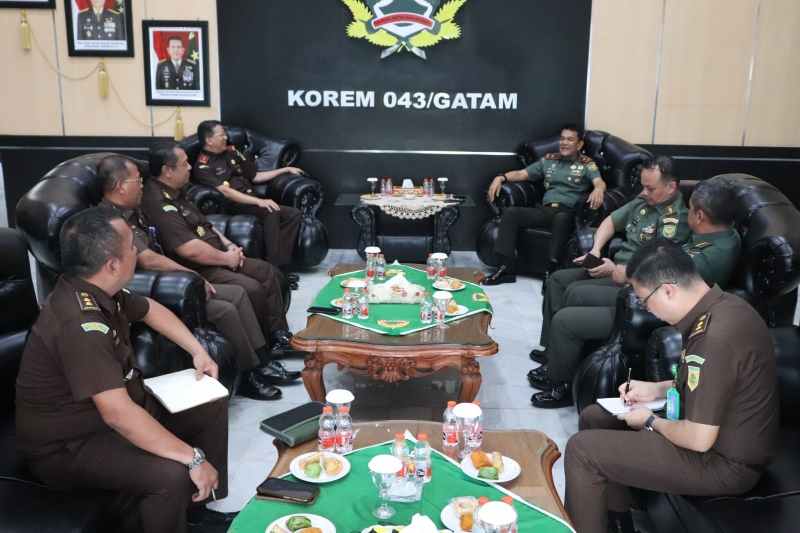 Danrem 043/Gatam Sambut Kunjungan Silaturahmi Kajati Lampung Beserta Staf Danrem 043/Gatam Sambut Kunjungan Silaturahmi Kajati Lampung Beserta Staf