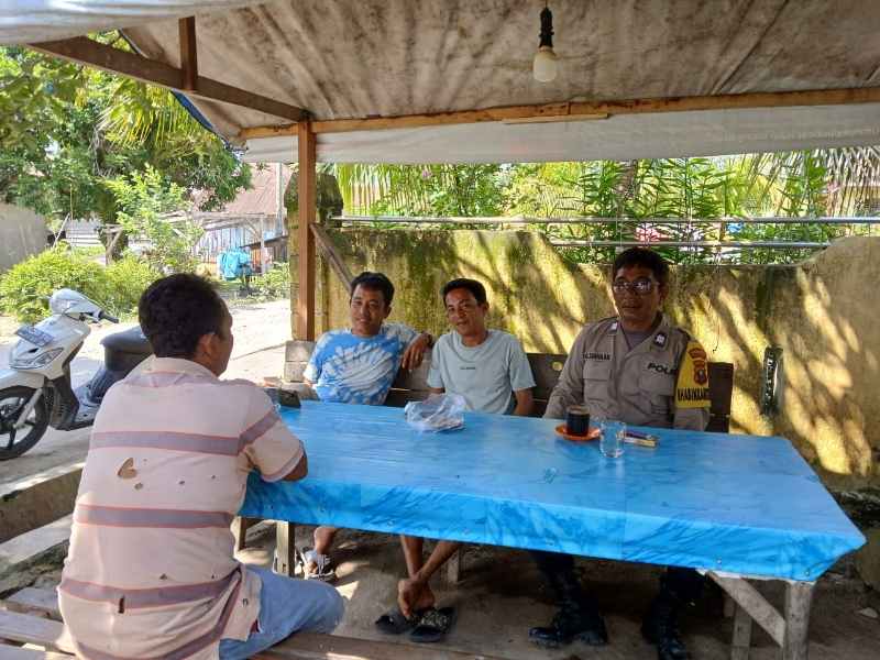 Bhabinkamtibmas Polsek Tanah Jawa Sambangi Warga, Ajak Jaga Kamtibmas Jelang Pemilu Bhabinkamtibmas Polsek Tanah Jawa Sambangi Warga, Ajak Jaga Kamtibmas Jelang Pemilu