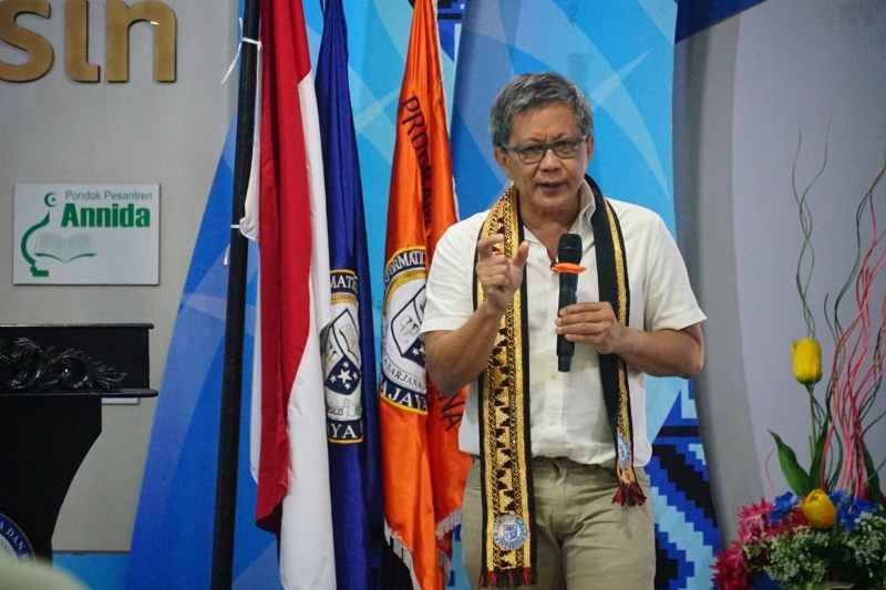 Rocky Gerung Ungkap Alasan Mengejutkan Hadir di IIB Darmajaya: ‘Lampung Jadi Pelampung Bangsa! Rocky Gerung Ungkap Alasan Mengejutkan Hadir di IIB Darmajaya: ‘Lampung Jadi Pelampung Bangsa!