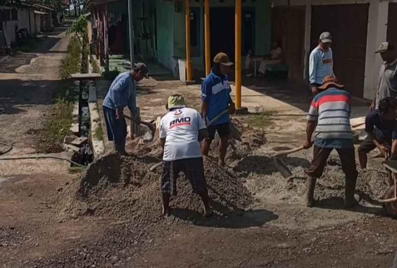 Lama Tak Tersentuh Perbaikan, Jalan Madukoro Tejosari di Benahi Warga Secara Mandiri Lama Tak Tersentuh Perbaikan, Jalan Madukoro Tejosari di Benahi Warga Secara Mandiri