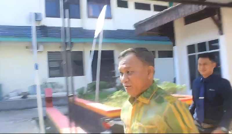 Soal Penetapan Tersangka, Qomaru Bungkam Saat Ditanya Wartawan Soal Penetapan Tersangka, Qomaru Bungkam Saat Ditanya Wartawan