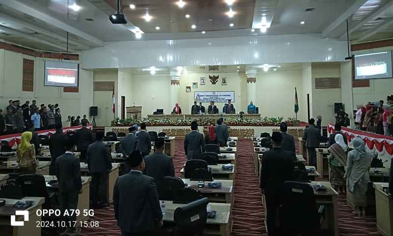 Pelantikan Ketua DPRD Tuba, Ketua ALPBD Kritisi 10 Anggota Tidak Hadir. Pelantikan Ketua DPRD Tuba, Ketua ALPBD Kritisi 10 Anggota Tidak Hadir.