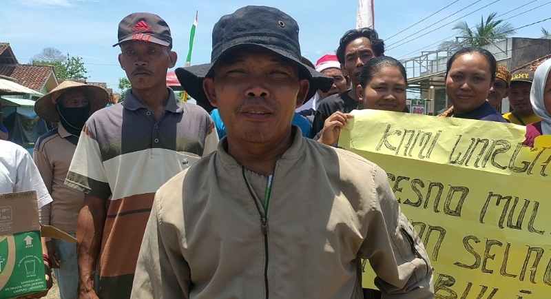 Warga Dusun Kresno Mulyo Demo Balai Desa Kresno Widodo Minta Kadus Ribut Bekerja Kembali Warga Dusun Kresno Mulyo Demo Balai Desa Kresno Widodo Minta Kadus Ribut Bekerja Kembali