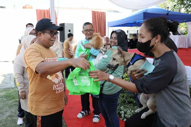 Pj. Gubernur Samsudin Tegaskan Komitmen Tingkatkan Produksi Ternak dan Cegah Rabies di Lampung Pj. Gubernur Samsudin Tegaskan Komitmen Tingkatkan Produksi Ternak dan Cegah Rabies di Lampung
