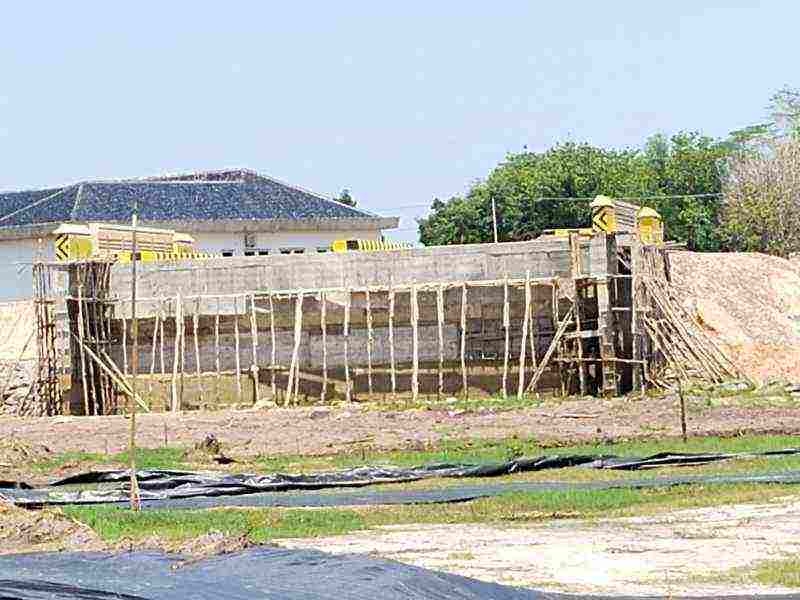Proyek Pembangunan Jembatan Cor Beton Tanjung Baru – Pering, Warga Heran Hasilnya Tak Sesuai Proyek Pembangunan Jembatan Cor Beton Tanjung Baru – Pering, Warga Heran Hasilnya Tak Sesuai