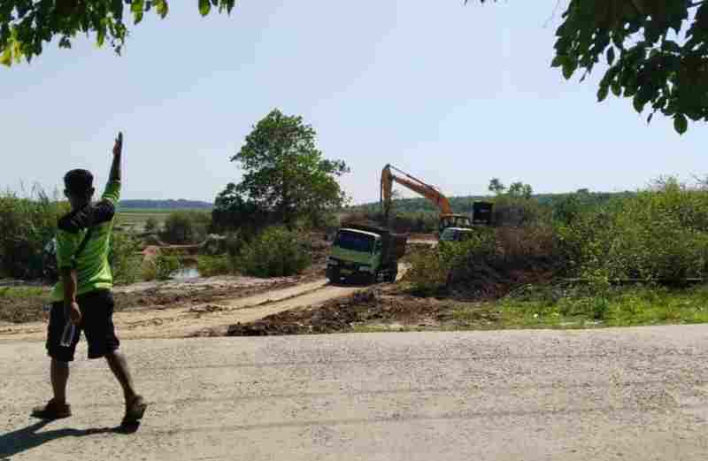 Diduga Sekda OI Bermain Proyek Galian Ilegal Untuk Proyek Pembangunan Jembatan Tanjung Baru-Tanjung Pering Diduga Sekda OI Bermain Proyek Galian Ilegal Untuk Proyek Pembangunan Jembatan Tanjung Baru-Tanjung Pering