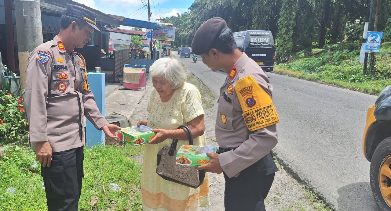 Polres Simalungun Gelar “Jumat Berkat”, Bagikan 150 Nasi Kotak dan Sampaikan Pesan Kamtibmas Polres Simalungun Gelar “Jumat Berkat”, Bagikan 150 Nasi Kotak dan Sampaikan Pesan Kamtibmas