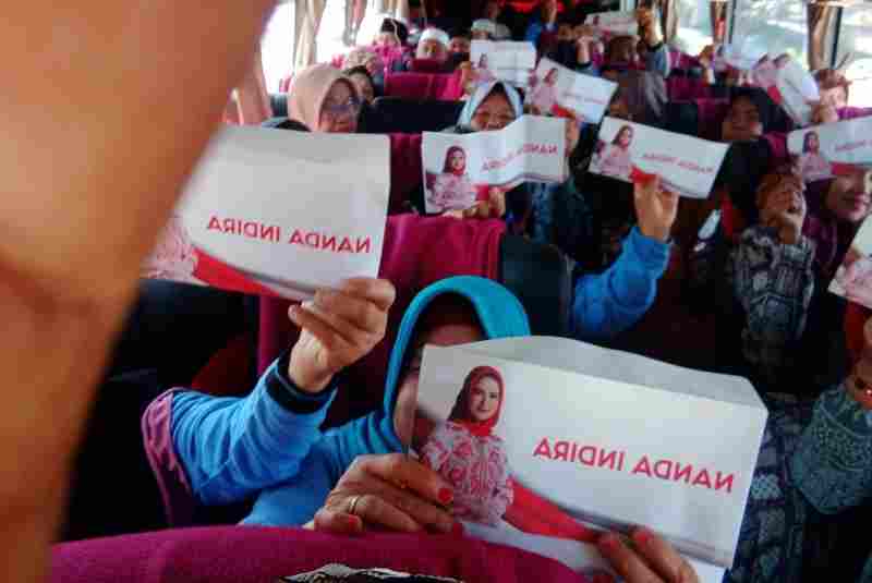 Dugaan Kampanye Terselubung Ziarah Walisongo, Amplop Bergambar Calon Bupati Dibagikan Dugaan Kampanye Terselubung Ziarah Walisongo, Amplop Bergambar Calon Bupati Dibagikan