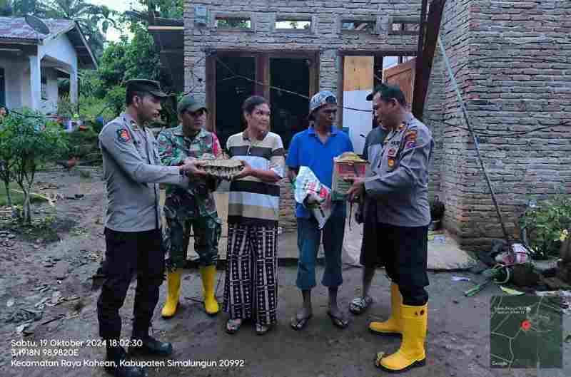 Kapolsek Raya Kahean Bantu Korban Angin Puting Beliung, Himbau Warga Waspada Musim Hujan Kapolsek Raya Kahean Bantu Korban Angin Puting Beliung, Himbau Warga Waspada Musim Hujan