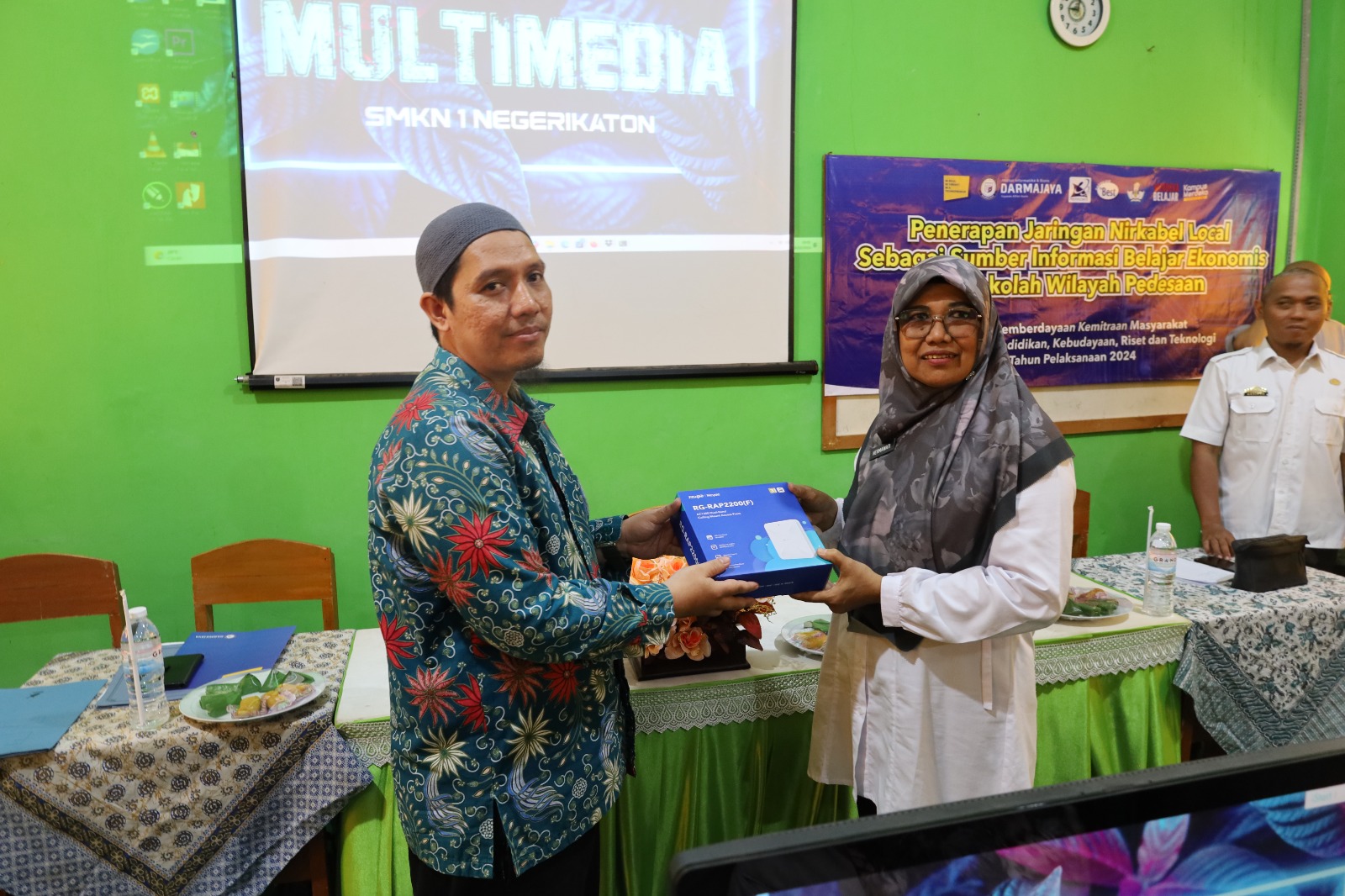 Dosen IIB Darmajaya Hadirkan Solusi Teknologi Nirkabel di SMKN 1 Negeri Katon untuk Era Digital Dosen IIB Darmajaya Hadirkan Solusi Teknologi Nirkabel di SMKN 1 Negeri Katon untuk Era Digital