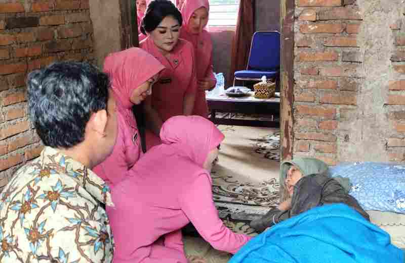 Bhayangkari Polda Lampung Rayakan HKGB ke-72 dengan Bhakti Sosial di Lampung Utara Bhayangkari Polda Lampung Rayakan HKGB ke-72 dengan Bhakti Sosial di Lampung Utara