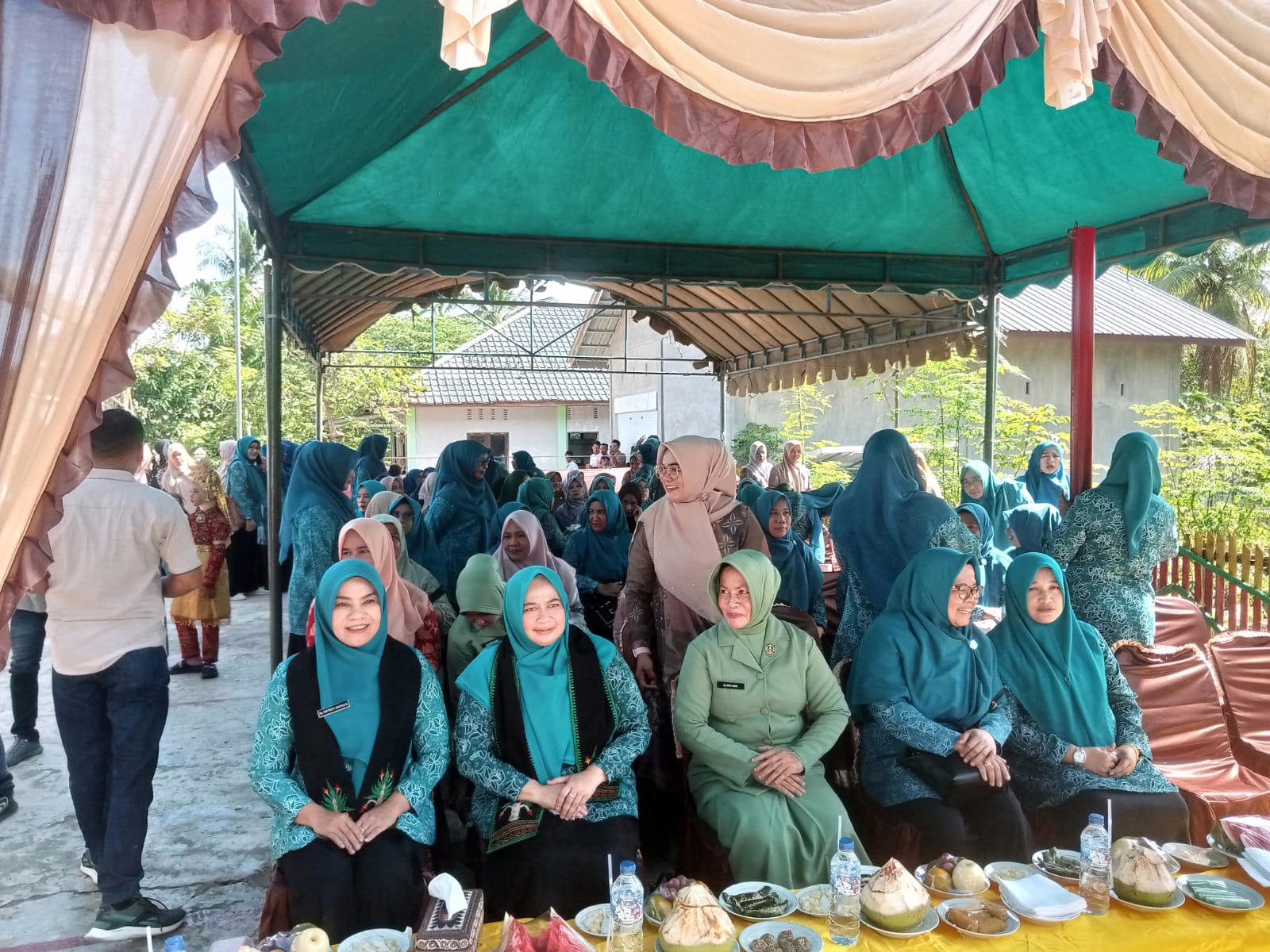 Pj Ketua TP-PKK Aceh Lakukan Pembinaan Gammawar di Gampong Alue Rambe Pj Ketua TP-PKK Aceh Lakukan Pembinaan Gammawar di Gampong Alue Rambe