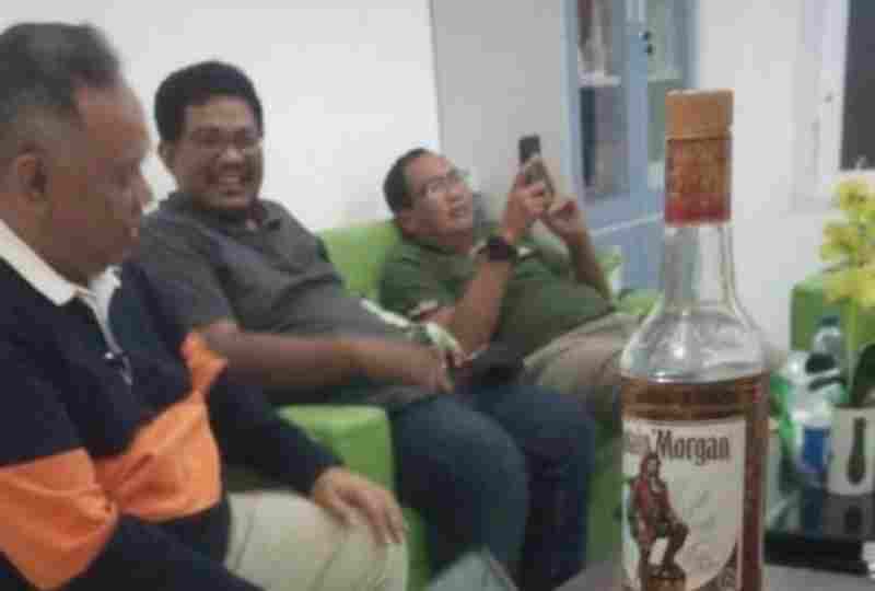 Diduga Pertemuan Khusus Direktur RSUD Bersama Pihak Pemenang Tender Beraroma Alkohol dan Amplop Diduga Pertemuan Khusus Direktur RSUD Bersama Pihak Pemenang Tender Beraroma Alkohol dan Amplop