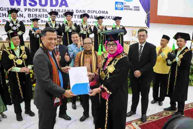 Pj Gubernur Lampung Hadiri Wisuda Umitra, Dorong Lulusan Berkontribusi dalam Pembangunan Daerah Pj Gubernur Lampung Hadiri Wisuda Umitra, Dorong Lulusan Berkontribusi dalam Pembangunan Daerah