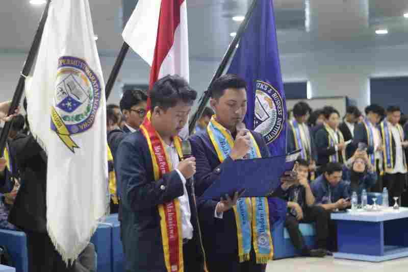 IIB Darmajaya Lantik Pengurus Organisasi Kemahasiswaan di Momen Sumpah Pemuda IIB Darmajaya Lantik Pengurus Organisasi Kemahasiswaan di Momen Sumpah Pemuda