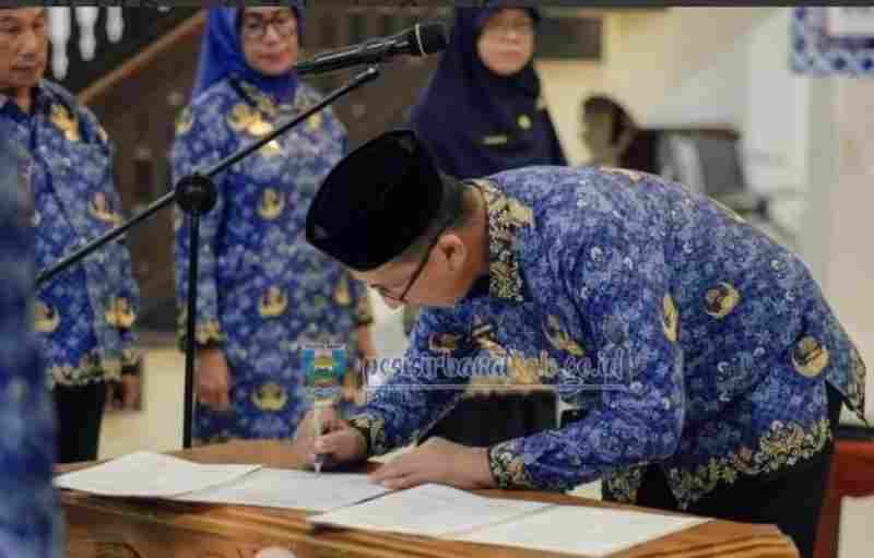 Pemkab Pesibar Kukuhkan Dewan Pengurus Korpri Pemkab Pesibar Kukuhkan Dewan Pengurus Korpri