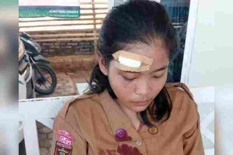 Baliho Paslon 02 Roboh Timpa Pelajar MTS Negeri Kedondong Baliho Paslon 02 Roboh Timpa Pelajar MTS Negeri Kedondong