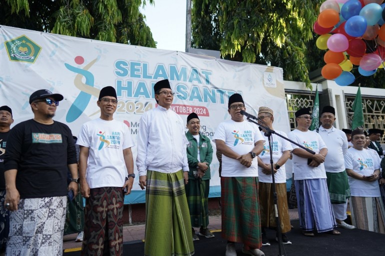 Rektor UIN RIL Prof Wan Jamaluddin Ikuti Jalan Sehat Sarungan Hari Santri Rektor UIN RIL Prof Wan Jamaluddin Ikuti Jalan Sehat Sarungan Hari Santri