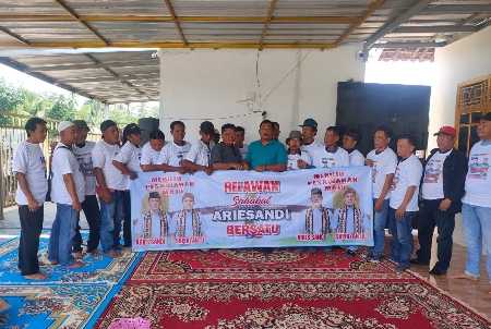 Relawan Aris Sandi Bersatu Adakan Jum,at Berkah, Bagikan 250 Nasi Kotak di Tugu Coklat Negeri Sakti Relawan Aris Sandi Bersatu Adakan Jum,at Berkah, Bagikan 250 Nasi Kotak di Tugu Coklat Negeri Sakti