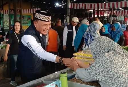 Warga Antusias Sambut Kunjungan MUBARAQ di Pasar Margorejo Warga Antusias Sambut Kunjungan MUBARAQ di Pasar Margorejo