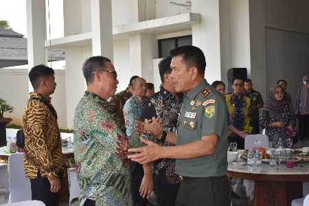 Danrem Ucapkan Selamat Atas Purna Bakti Sekda Provinsi Lampung Ir. Fahrizal Darminto Danrem Ucapkan Selamat Atas Purna Bakti Sekda Provinsi Lampung Ir. Fahrizal Darminto