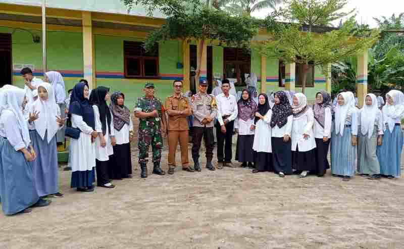 Aipda Surya Atmaja Sampaikan Pesan Kamtibmas di Madrasah Aliyah Aipda Surya Atmaja Sampaikan Pesan Kamtibmas di Madrasah Aliyah