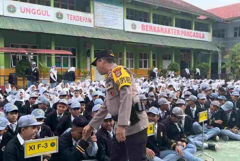 Kepala SMAN 1 Pringsewu Apresiasi Inisiatif Polres Dalam Mengedukasi dan Memperkuat Mental Pelajar Kepala SMAN 1 Pringsewu Apresiasi Inisiatif Polres Dalam Mengedukasi dan Memperkuat Mental Pelajar