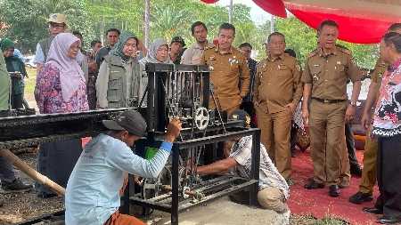 Bupati Terima Penyerahan Produk Hasil Inovasi Mesin Pembelah Bambu dari LPPM Unila Bupati Terima Penyerahan Produk Hasil Inovasi Mesin Pembelah Bambu dari LPPM Unila