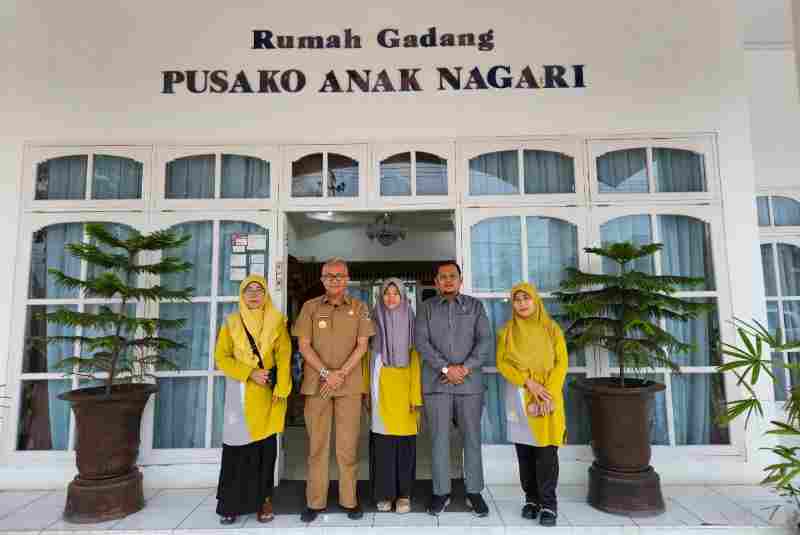 Program Pasaman Berimtag, Bupati Lepas Atiqah Zhafira Lomba Bahasa Arab MTs Tingkat Nasional Program Pasaman Berimtag, Bupati Lepas Atiqah Zhafira Lomba Bahasa Arab MTs Tingkat Nasional