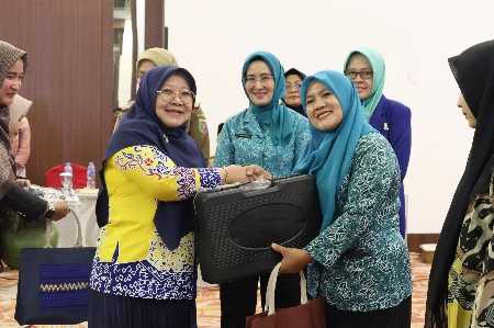 Pj.Ketua TP PKK Provinsi Lampung Buka Bimtek Edukasi Pengolahan Makanan Pendamping ASI Pj.Ketua TP PKK Provinsi Lampung Buka Bimtek Edukasi Pengolahan Makanan Pendamping ASI