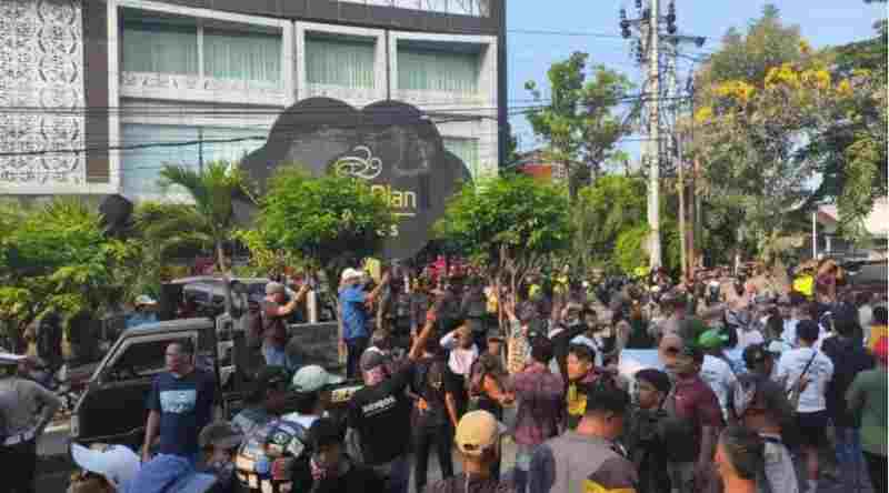Aksi Demo KPU Brebes, Memanas Aksi Demo KPU Brebes, Memanas