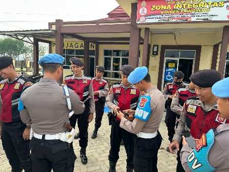 Propam Polres Pringsewu Periksa Handphone dan Tes Urine Personel Propam Polres Pringsewu Periksa Handphone dan Tes Urine Personel