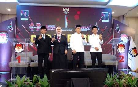 Adu Argumen; Debat Berlangsung 2 Paslon Bupati Lebong Tarik Simpati Pemilih yang Cerdas Adu Argumen; Debat Berlangsung 2 Paslon Bupati Lebong Tarik Simpati Pemilih yang Cerdas