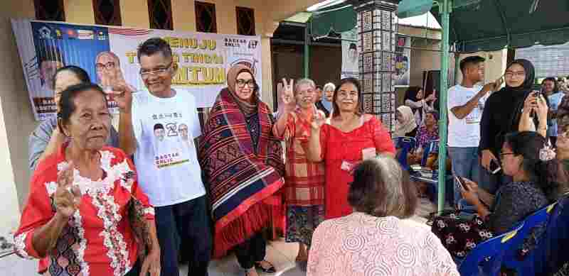 Calon Wakil Walikota Erlis Afriyanti Diberi Ulos, Dukungan Besar Warga Damar Sari Calon Wakil Walikota Erlis Afriyanti Diberi Ulos, Dukungan Besar Warga Damar Sari