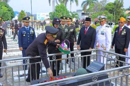 Kapolda Lampung Irjen Helmy Santika Pimpin Ziarah Hari Pahlawan di Makam Pahlawan Kapolda Lampung Irjen Helmy Santika Pimpin Ziarah Hari Pahlawan di Makam Pahlawan