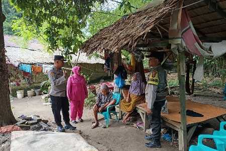 Polsek Firdaus Serahkan Bantuan Sembako untuk Warga Kurang Mampu di Sei Parit Polsek Firdaus Serahkan Bantuan Sembako untuk Warga Kurang Mampu di Sei Parit
