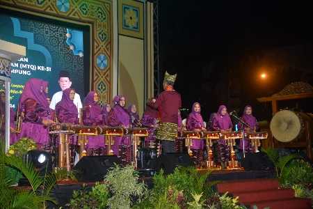 Musik Tradisional Gamolan Pekhing TP PKK Lambar Warnai Pembukaan MTQ Ke-51 Provinsi Lampung Musik Tradisional Gamolan Pekhing TP PKK Lambar Warnai Pembukaan MTQ Ke-51 Provinsi Lampung
