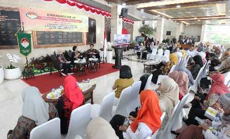 DWP Setjen DPD RI Gelar Seminar Pengelolaan Keuangan Pribadi dan Keluarga DWP Setjen DPD RI Gelar Seminar Pengelolaan Keuangan Pribadi dan Keluarga